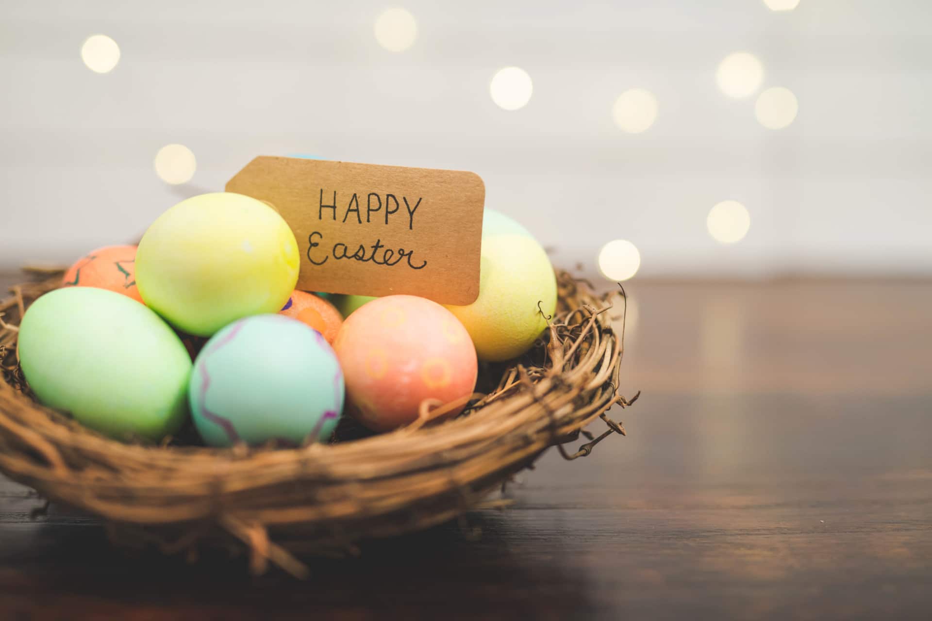 Pasqua in America: l'Easter Bunny alla Casa Bianca e altre tradizioni nido con uova colorate e scritta buona pasqua