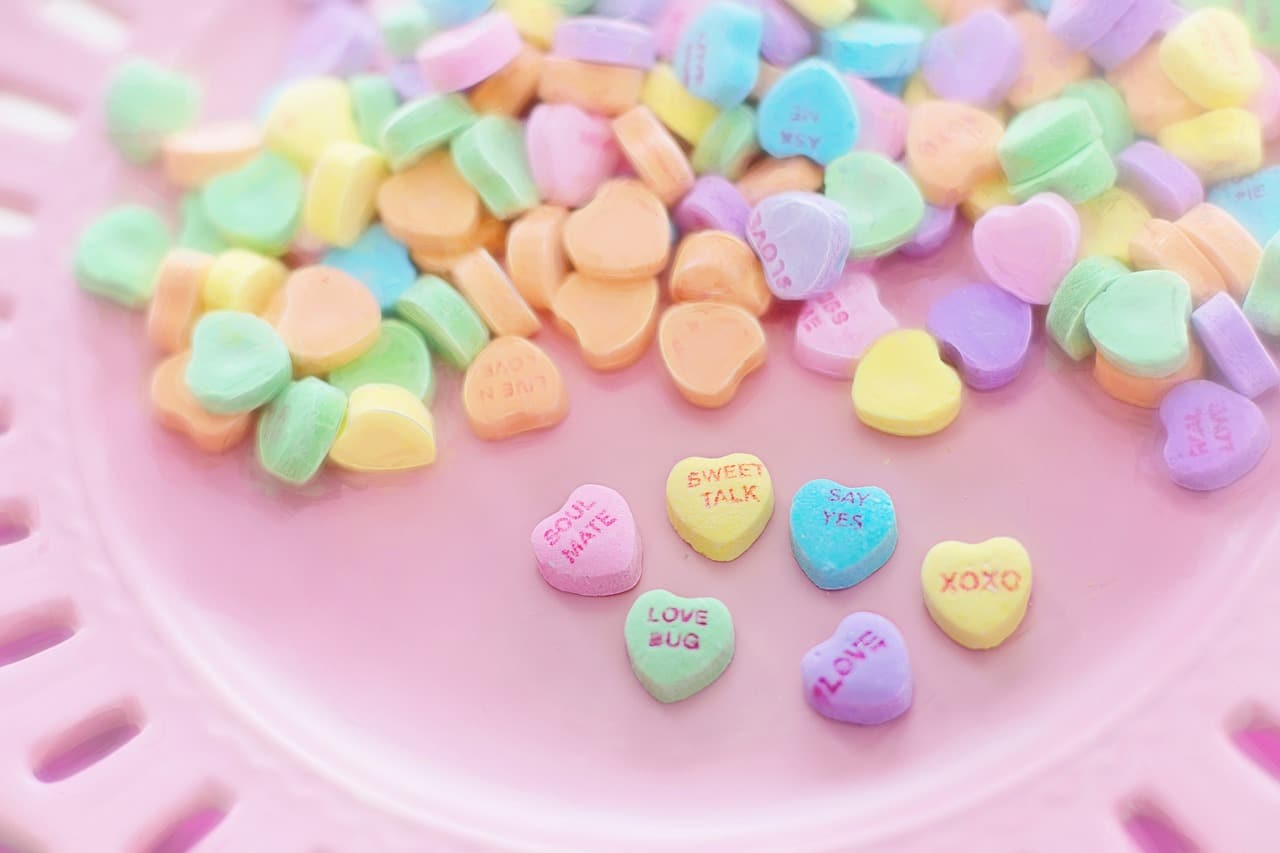San Valentino: tradizioni e curiosità da tutto il mondo Caramelle a forma di cuori colorati