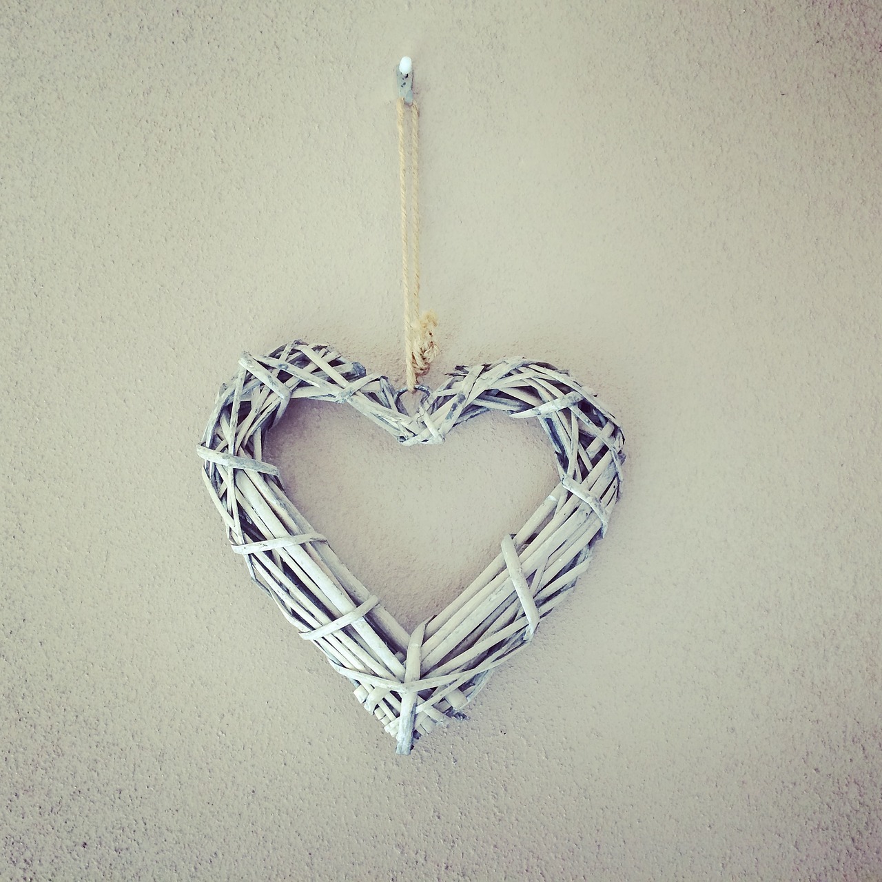 San Valentino: tradizioni e curiosità da tutto il mondo Decorazione in legno a forma di cuore appesa alla parete