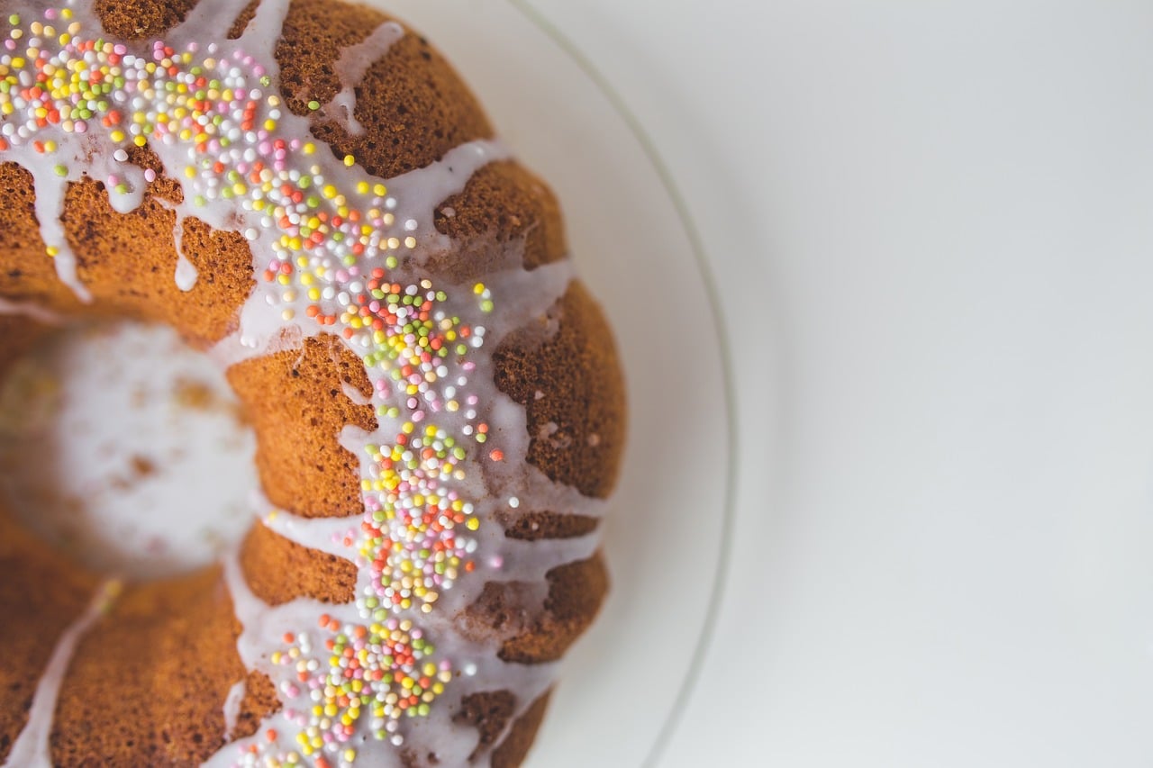 Viaggio tra le tradizioni di Pasqua nel mondo Dolce con glassa e uvetta Pasqua