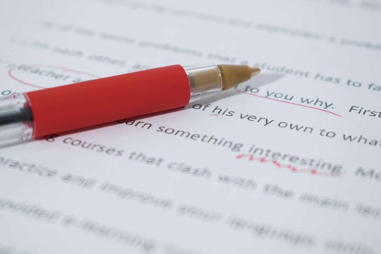 Tecniche e strategie per migliorare il vocabolario linguistico Penna rossa su foglio di un compito da correggere